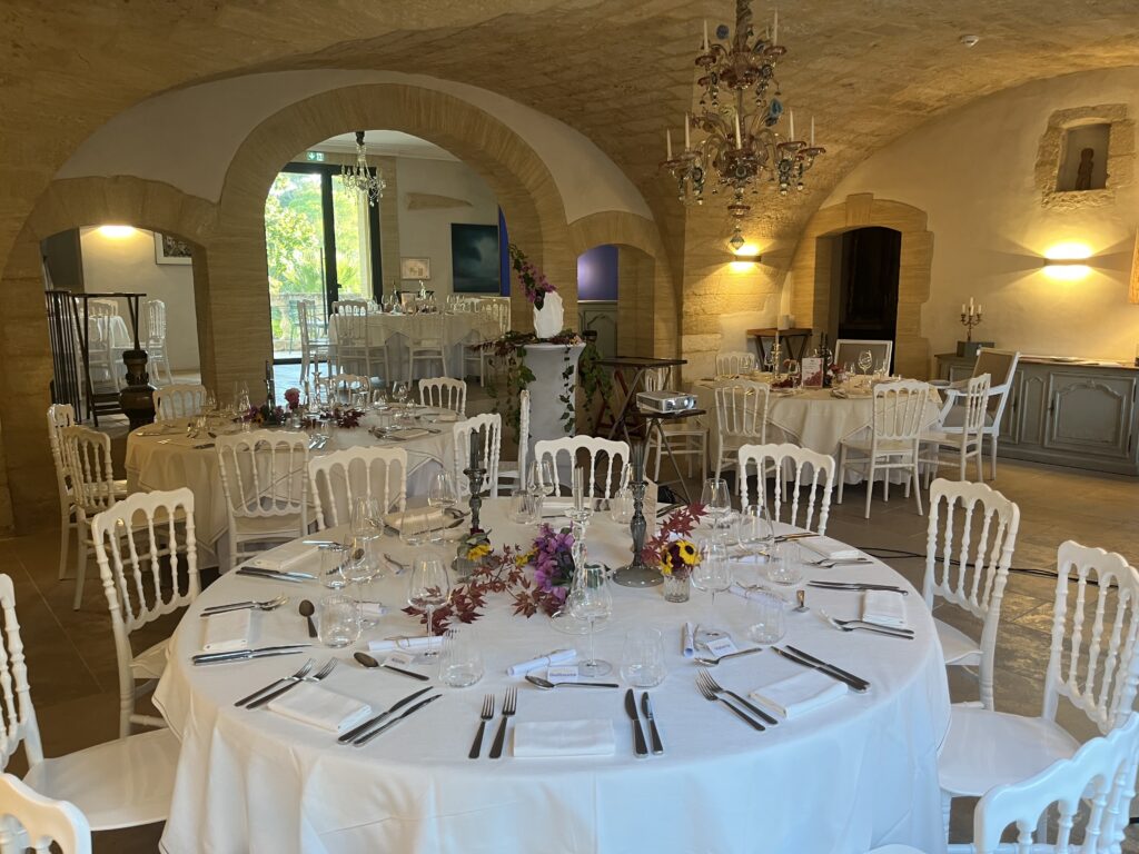 Salle de restaurant chateau de" Collias Gard