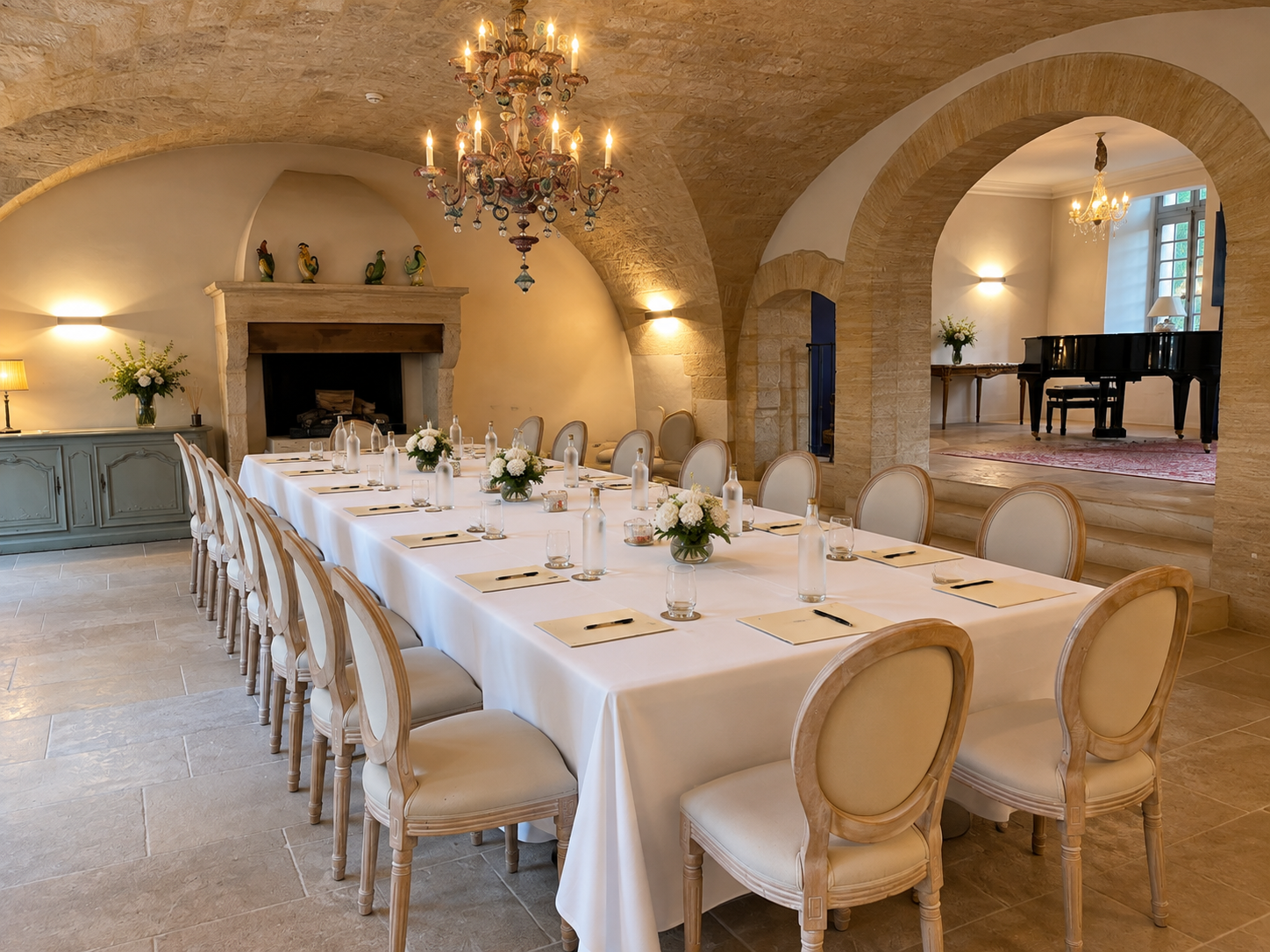 Longue table de travail sous les voûtes du Château de Collias