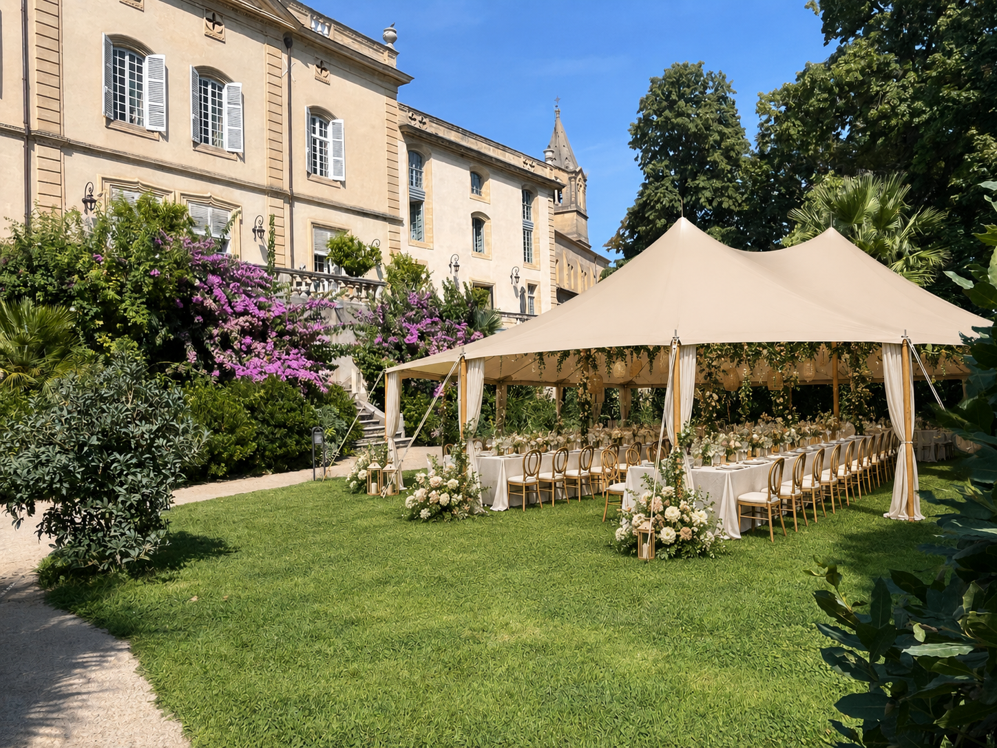 Tente dressée dans le parc du château pour une réception