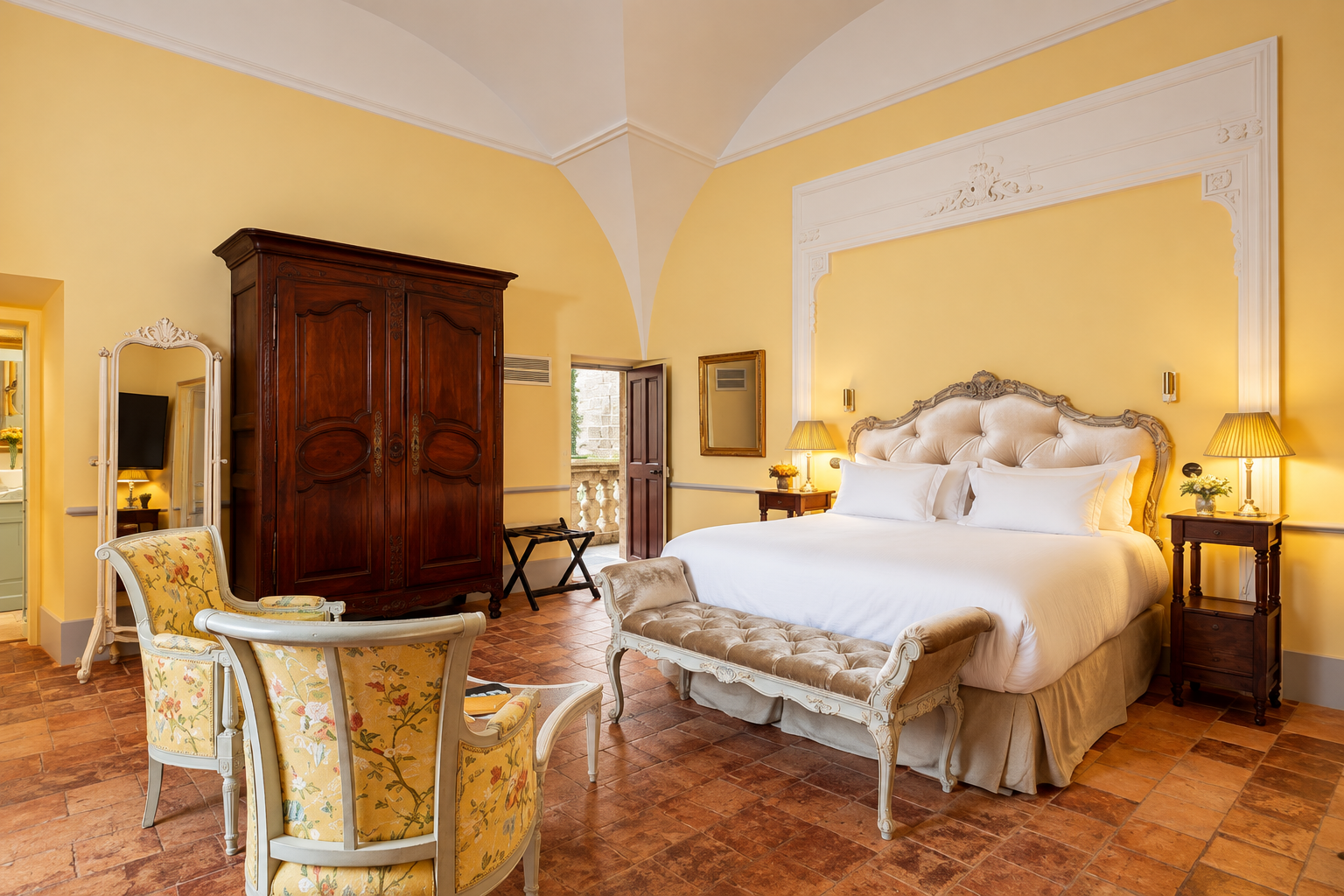 Chambre jaune du Château de Collias avec armoire ancienne