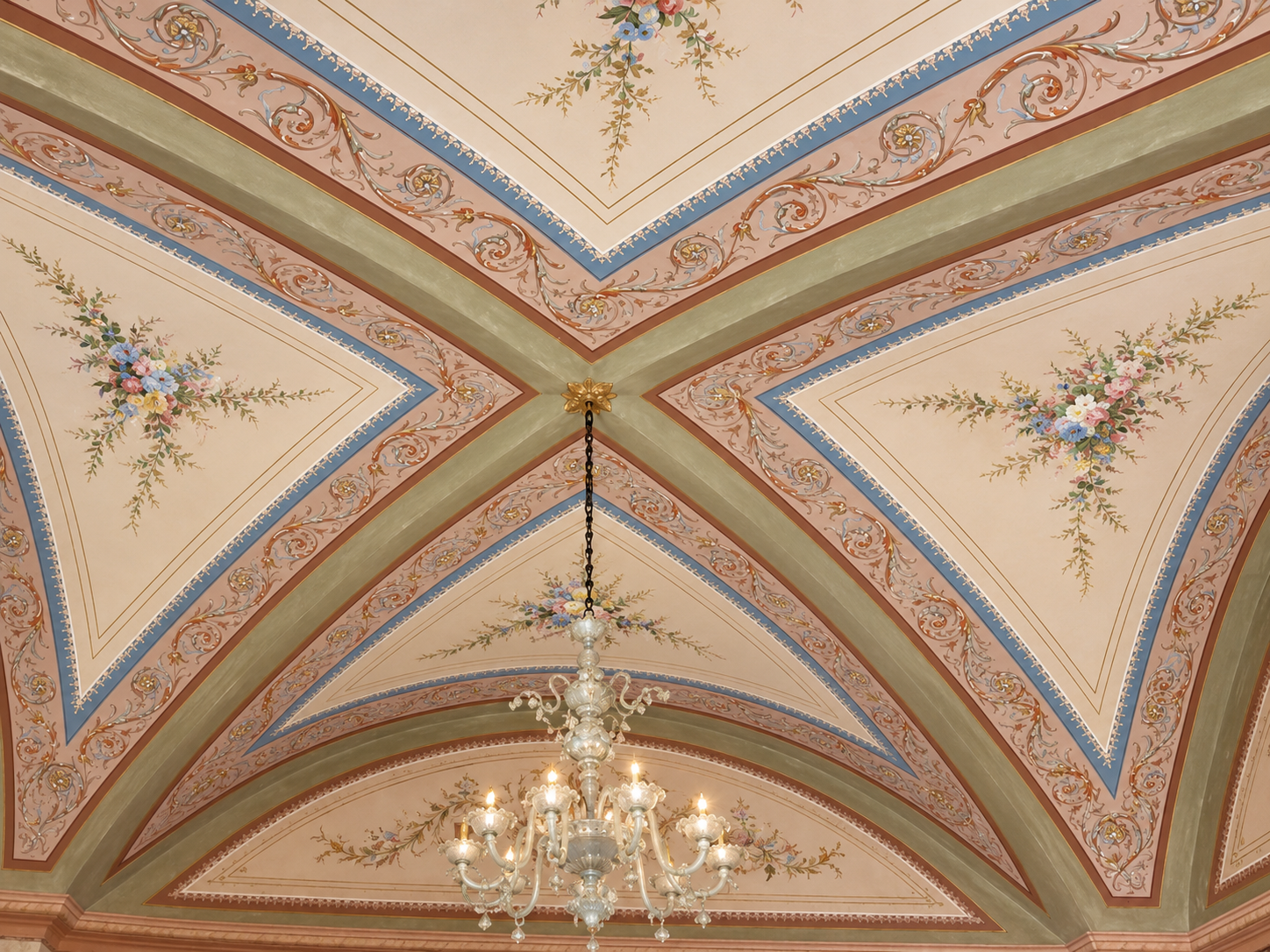 Plafond peint et lustre de Murano
