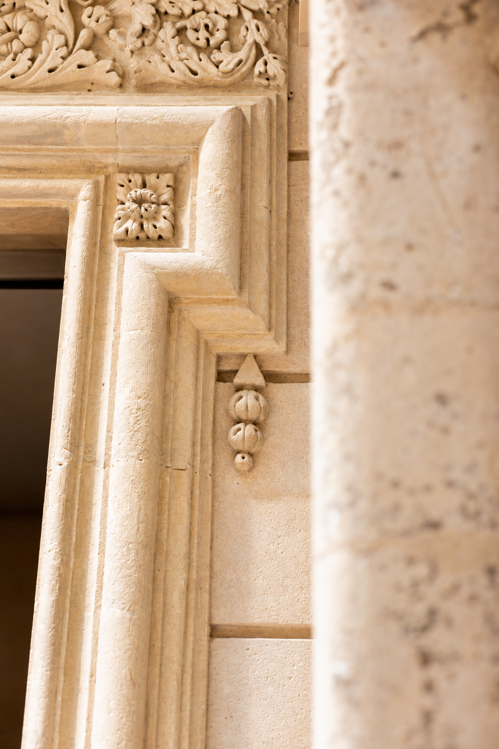 Encadrement de porte sculpté